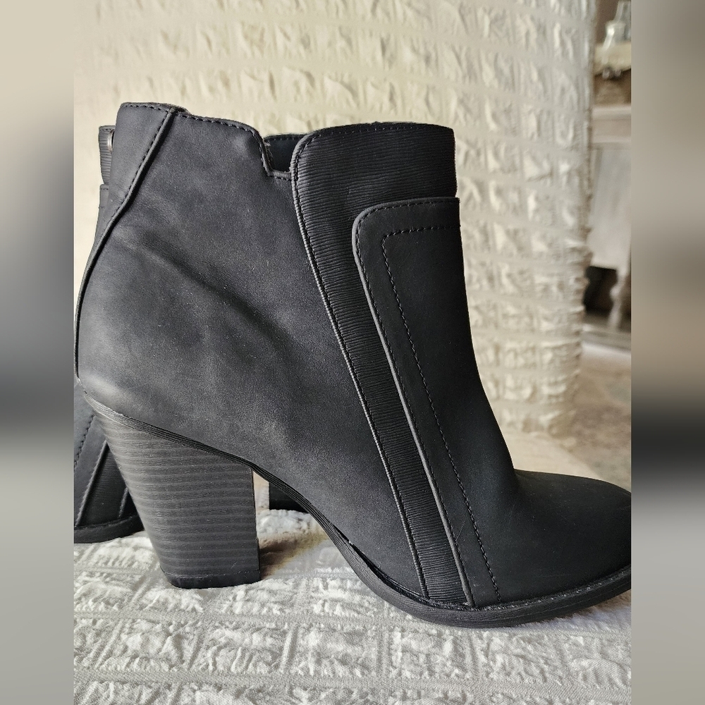 Daisy Fuentes Black Heeled Ankle Boots - Picture 4 of 8